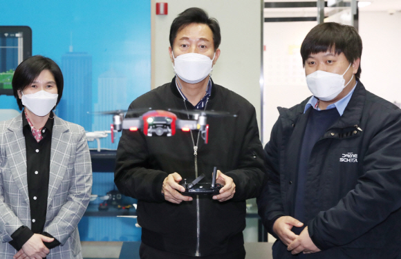 3일 오세훈 국민의힘 서울시장 예비후보가 성동구 4차산업혁명체험센터를 방문해 센터 관계자와 로봇축구를 살펴보고 있다. 2021. 3. 3 국회사진기자단