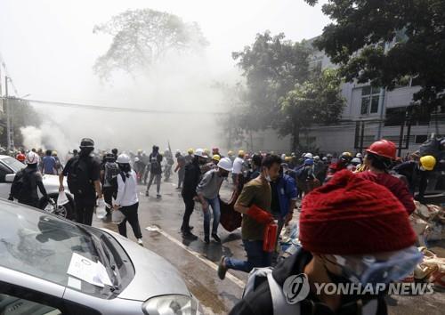 양곤의 쿠데타 규탄 시위대가 최루탄이 터지자 흩어지고 있다. 2021.3.3. 연합뉴스