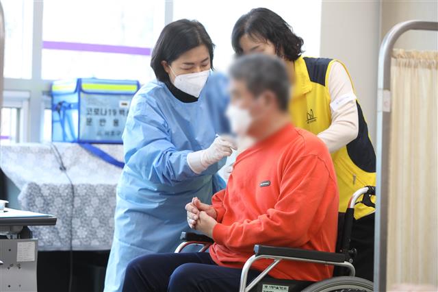 지난달 26일 서울 서초구립노인요양센터에서 코로나19 백신을 접종하는 모습. 서초구 제공