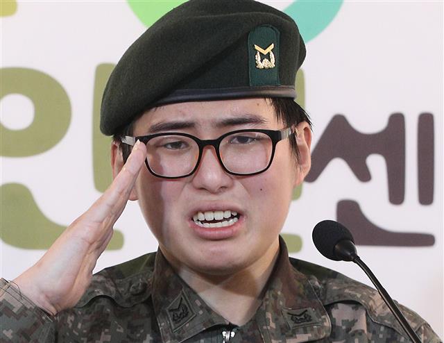 해외에서 성전환 수술을 받은 뒤 강제 전역 처분을 받은 변희수 전 하사가 3일 충북 청주시 자택에서 숨진 채 발견됐다. 사진은 지난해 1월 변 전 하사가 서울 마포구 군인권센터에서 열린 기자회견에서 강제 전역에 대한 입장을 밝히며 눈물을 흘리는 모습이다. 뉴스1