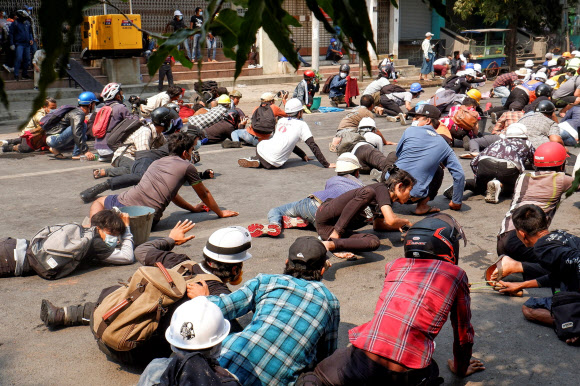 경찰 발포에 땅에 엎드린 미얀마 시위대