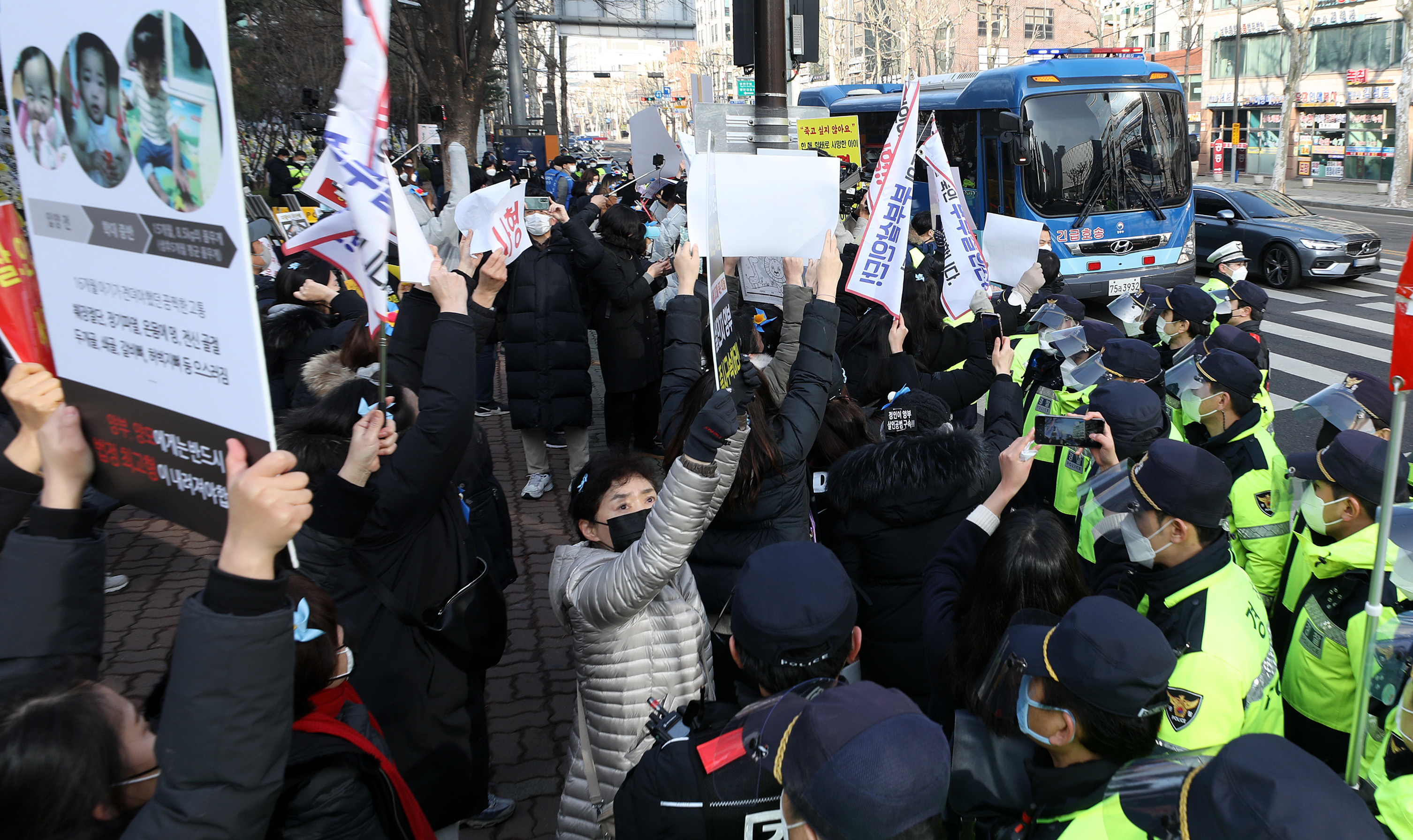 16개월 된 입양 딸 정인 양을 학대해 숨지게 한 혐의를 받는 양부모의 3차 공판이 열린 3일 오전 서울 양천구 남부지방법원으로 양모가 탄 호송차가 들어가고 있다. 2021.3.3 연합뉴스