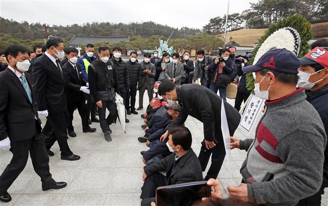 황기철 보훈처장 5?18 참배 가로막혀