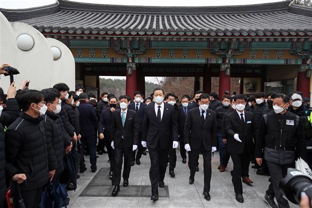 경찰 경호 속 5.18묘지 들어서는 황기철 보훈처장