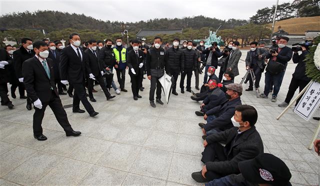 황기철 보훈처장...가로막힌 참배