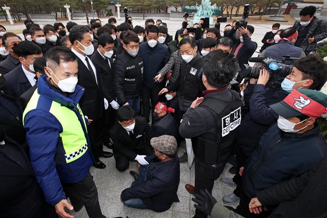 황기철 보훈처장 5?18 참배 막아서는 ‘5월 공법단체설립준비위’