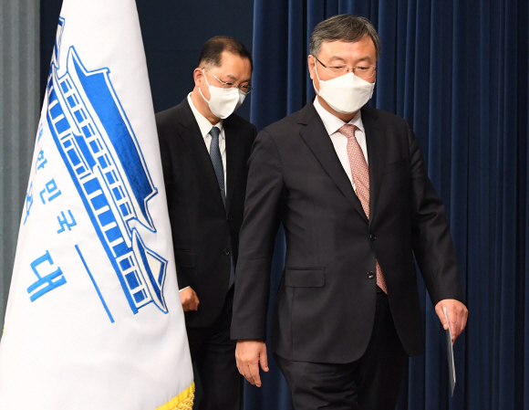 신현수(오른쪽) 전 청와대 민정수석이  신임 민정수석과 김진국 신임 민정수석이 기자회견을 위해 청와대 춘추관에 나란히 들어오고 있다. 2021. 3. 4 도준석 기자 pado@seoul.co.kr