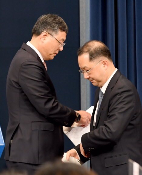 신현수(왼쪽) 전 청와대 민정수석이  신임 민정수석의 소개를 마친후 단상을 내려오는 가운데  김진국(오른쪽) 신임 민정수석이 기자회견을 위해 단상에 오르고 있다. 2021. 3. 4 도준석 기자 pado@seoul.co.kr