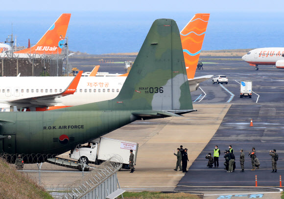 공군 수송기로 제주 도착한 AZ백신 운반트럭