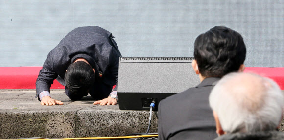 큰절하는 오임종 4.3유족회장