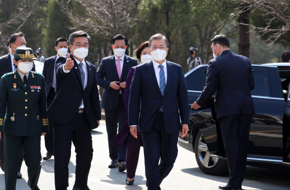 문재인 대통령이 5일 대전광역시 국군간호사관학교에서 열린 제61기 졸업 및 임관식에 참석하며 서욱 국방부 장관의 안내를 받고 있다. 2021.03.05 도준석기자 pado@seoul.co.kr