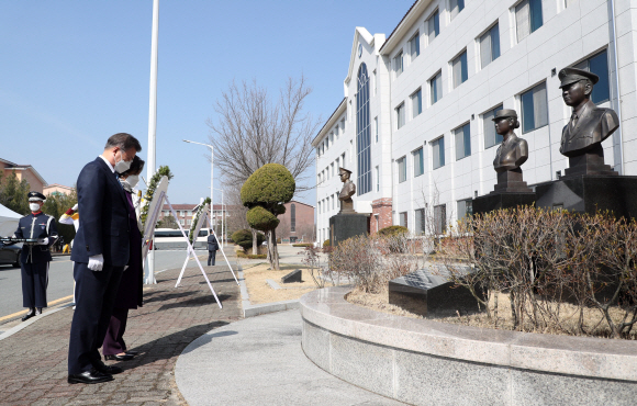 문재인 대통령과 김정숙 여사가 5일 대전광역시 국군간호사관학교에서 열린 제61기 졸업 및 임관식 시작 전 故 선효선 추모흉상에 헌화하고 있다. 2021.03.05 도준석기자 pado@seoul.co.kr