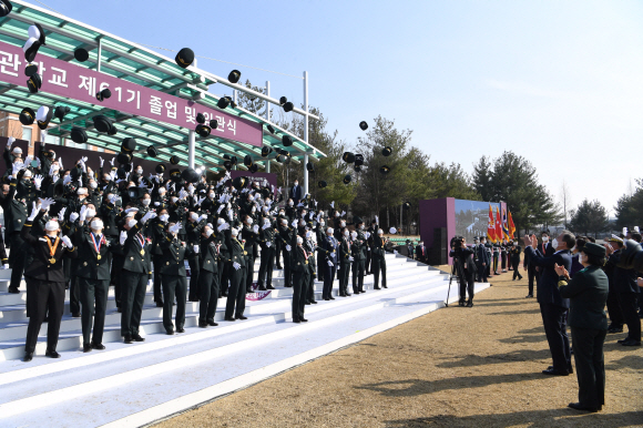 문재인 대통령과 김정숙 여사가 5일 대전광역시 국군간호사관학교에서 제61기 졸업 및 임관식을 마치고 졸업생도들의 기념사진촬영을 지켜보고 있다. 2021.3.5 도준석기자 pado@seoul.co.kr