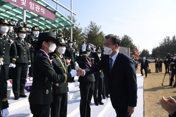 문재인 대통령이 5일 대전광역시 국군간호사관학교에서 열린 제61기 졸업 및 임관식을 마치고 졸업생도들과 인사하고 있다. 2021.3.5 도준석기자 pado@seoul.co.kr