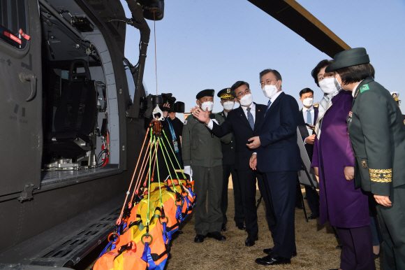문재인 대통령이 5일 대전광역시 국군간호사관학교에서 열린 제61기 졸업 및 임관식을 마치고 전시된 의무후송 전용 헬기인 ‘메디온’ 등 군 의료장비를 둘러보고 있다. 2021.3.5 도준석기자 pado@seoul.co.kr