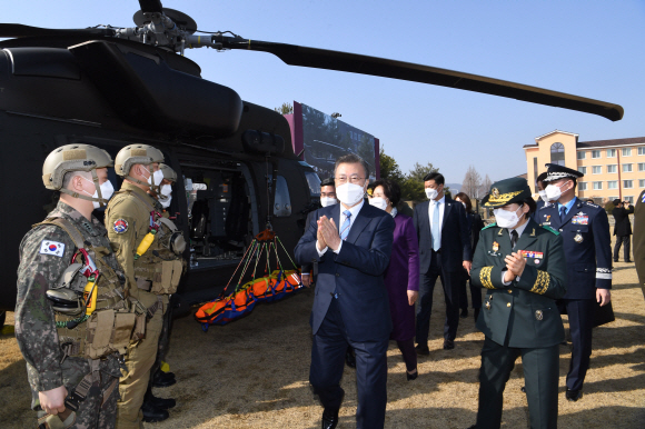 문재인 대통령이 5일 대전광역시 국군간호사관학교에서 열린 제61기 졸업 및 임관식을 마치고 전시된 의무후송 전용 헬기인 ‘메디온’ 등 군 의료장비를 둘러보고 있다. 2021.3.5 도준석기자 pado@seoul.co.kr