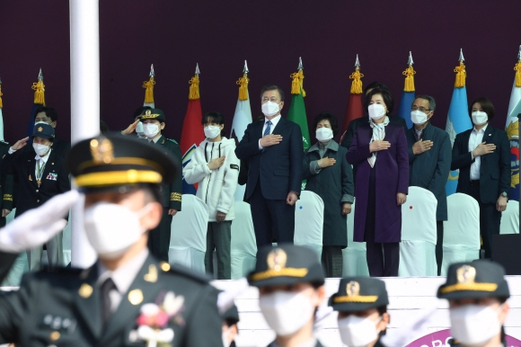 문재인 대통령과 김정숙 여사가 5일 대전광역시 국군간호사관학교에서 열린 제61기 졸업 및 임관식에서 국기에 경례하고 있다. 2021.3.5 도준석기자 pado@seoul.co.kr