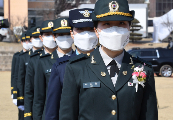 국군간호사관학교 졸업 생도들이 5일 대전광역시 국군간호사관학교 제61기 졸업 및 임관식에 참석해 있다. 2021.3.5 도준석기자 pado@seoul.co.kr