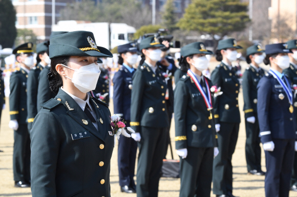 국군간호사관학교 졸업 생도들이 5일 대전광역시 국군간호사관학교 제61기 졸업 및 임관식에 참석해 있다. 2021.3.5 도준석기자 pado@seoul.co.kr