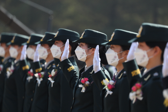 국군간호사관학교 졸업생도들이 5일 대전광역시 국군간호사관학교 제61기 졸업 및 임관식에서 임관선서를 하고 있다. 2021.3.5  도준석기자 pado@seoul.co.kr