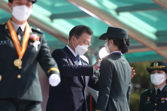 문재인 대통령이 5일 대전광역시 국군간호사관학교에서 열린 제61기 졸업 및 임관식에 참석해 졸업생도에게 계급장을 수여하고 있다. 2021.03.05 도준석기자 pado@seoul.co.kr
