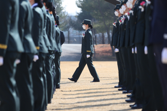 국군간호사관학교 졸업생도가 5일 대전광역시 국군간호사관학교 제61기 졸업 및 임관식에서 계급장을 받기 위해 이동하고 있다. 2021.3.5 도준석기자 pado@seoul.co.kr