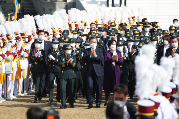 문재인 대통령과 김정숙 여사가 5일 대전광역시 국군간호사관학교에서 열린 제61기 졸업 및 임관식을 마친 후 이동하고 있다. 2021.3.5 도준석기자 pado@seoul.co.kr