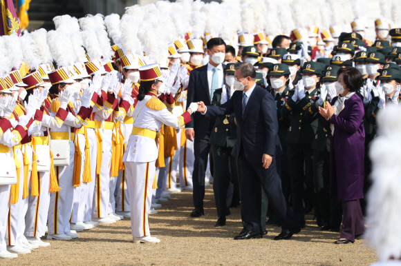 문재인 대통령과 김정숙 여사가 5일 대전광역시 국군간호사관학교에서 열린 제61기 졸업 및 임관식을 마친 후 이동하고 있다. 2021.3.5 도준석기자 pado@seoul.co.kr