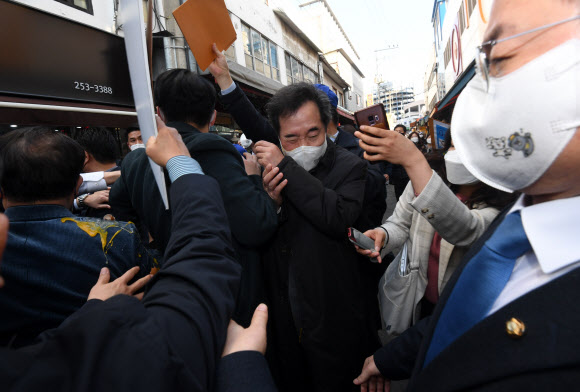 달걀 봉변당한 이낙연 대표