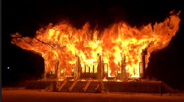 5일 오후 6시 50분쯤 전북 정읍시 내장사 대웅전에서 불이 나 불꽃이 치솟고 있다. 2021.3.5전북소방본부 제공