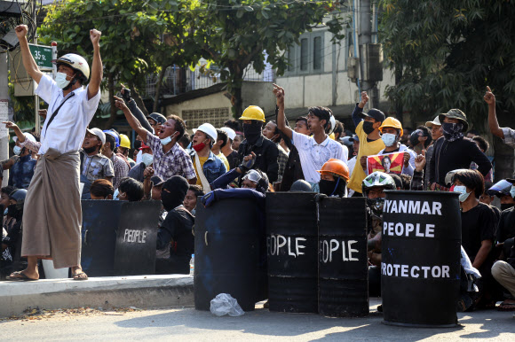 미얀마 군부 쿠데타에 저항하는 시위대원들이 5일 만달레이 시위 도중 구호를 외치고 있다. 만달레이 EPA 연합뉴스 