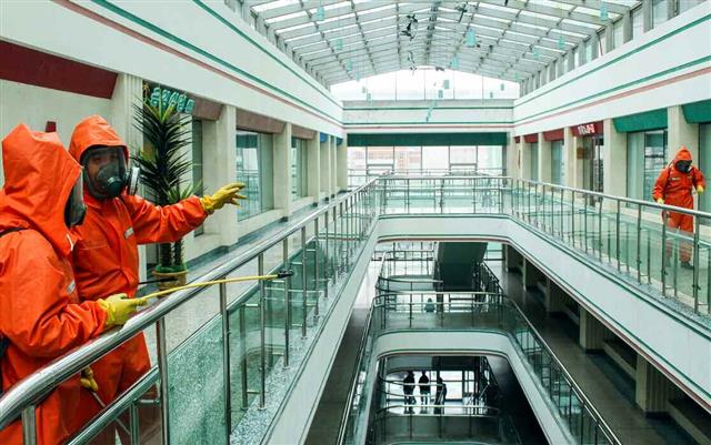 노동당 기관지 노동신문은 6일 신종 코로나바이러스 감염증(코로나19) 방역을 위해 ‘완벽성’을 기할 것을 주문했다. 신문은 “한순간도 긴장을 늦추지 말고, 각 단위의 특성에 맞는 방법론을 찾아야 한다”라고 말했다. 평양 노동신문=뉴스1