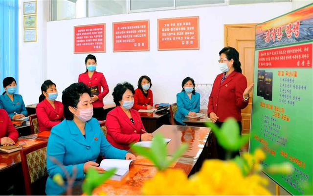 노동당 기관지 노동신문은 6일 교육사업의 중요성을 강조했다. 신문은 “교육사업을 조국과 혁명의 백년지계를 위한 사업으로 내세워야 한다”라고 말했다. 사진은 만경대구역출판물보급소에서 사상 교육을 진행하는 모습. 평양 노동신문=뉴스1