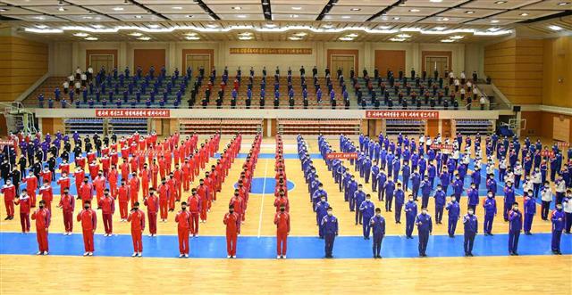 노동당 기관지 노동신문은 6일 체육인들의 궐기모임이 진행됐다고 보도했다. 이번 궐기모임은 지난 1월 개최된 노동당 8차 대회에서의 결정 관철 의지를 다지기 위해 열렸다. 김일국 체육상도 참석해 향후 5년간 국제경기에서 메달을 부지런히 따내야 한다고 강조했다. 평양 노동신문=뉴스1