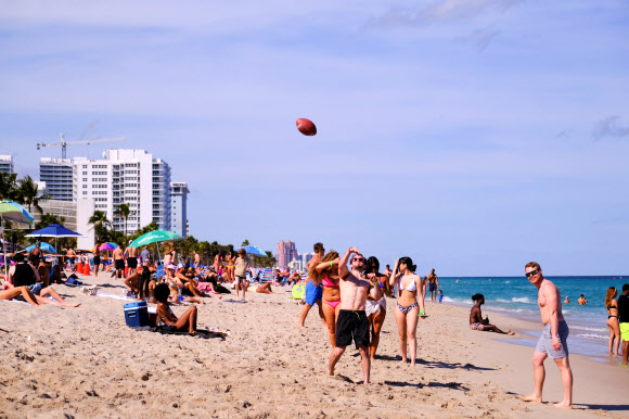 5일(현지시간) 미국 플로리다주 포트로더데일 해변에서 시민들이 봄휴가를 맞이해 일광욕을 즐기며 휴식을 취하고 있다. 로이터 연합뉴스