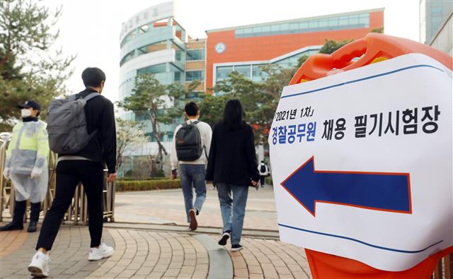 2021년 1차 경찰공무원(순경) 채용 필기시험이 치러진 6일 오전 서울 중구 성동공업고등학교 고사장으로 응시생들이 들어가고 있다. 경찰청에 따르면 이번 시험에는 2907명 선발 예정에 4만6687명이 응시해 16대 1의 경쟁률을 기록했다. 2021.3.6 뉴스1