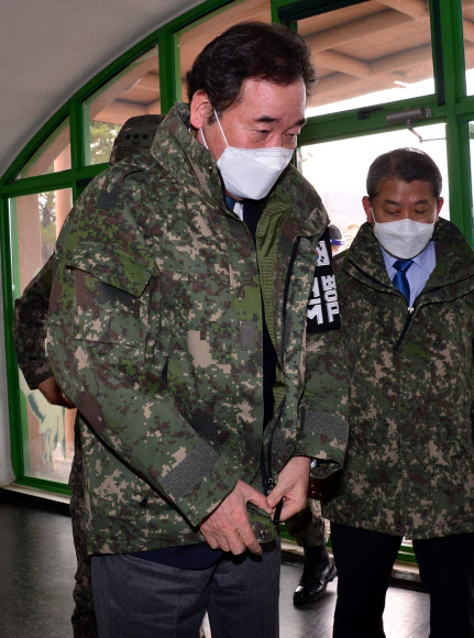 더불어민주당 이낙연 대표가 경기도 연천군 28사단을 방문해 군복을 입고 있다. 2021.3.6  더불어민주당 제공