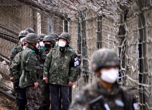 더불어민주당 이낙연 대표가 경기도 연천군 28사단 GOP를 찾아 경계태세를 점검하고 있다. 2021.3.6  더불어민주당 제공