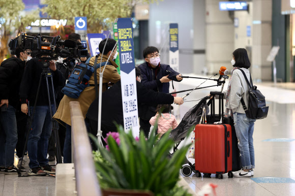 미얀마 국제항공 소속 임시항공편을 타고 미얀마 양곤에서 출발한 교민들이 6일 오후 인천국제공항을 통해 귀국 후 취재진의 질문에 답하고 있다. 2021.3.6  연합뉴스