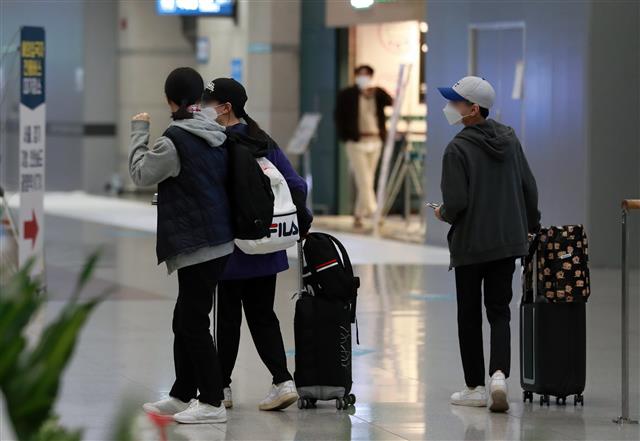 6일 오후 미얀마 교민들이 인천국제공항 제1여객터미널을 통해 귀국하고 있다.  미얀마 군부 쿠데타와 이에 저항하는 시위로 현지 상황이 악화되면서 정부와 한인회는 귀국을 희망하는 교민들의 귀국을 위해 이날 임시항공편을 편성했다. 2021.3.6 뉴스1