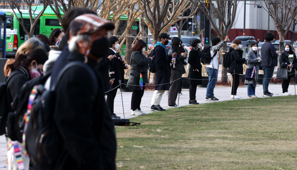 6일 오후 서울광장에서 열린 故 변희수 하사를 함께 기억하는 추모행동에서 참가자들이 고인을 기리며 추모하고 있다. 2021.3.6  연합뉴스