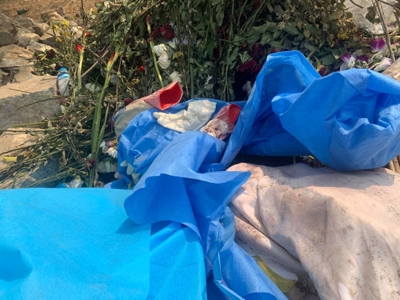 미얀마 당국이 도굴한 묘지 주변에서 발견된 물건들