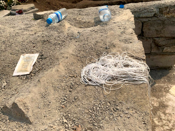 미얀마 당국이 도굴한 묘지 주변에서 발견된 물건들