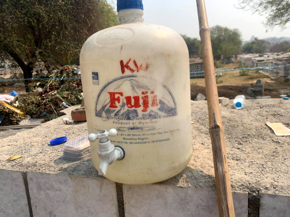 미얀마 당국이 도굴한 묘지 주변에서 발견된 물건들