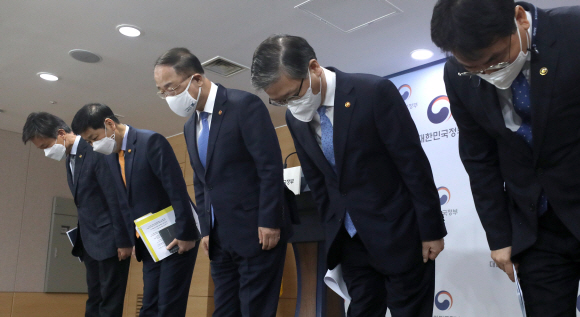 7일 오전 정부서울청사에서 열린 부동산관계장관회의를 마치고 홍남기 경제부총리 겸 기획재정부 장관이 ‘부동산 관련 국민께 드리는 말씀’을 발표하고 있다. 왼쪽부터 김대지 국세청장, 구윤철 국무조정실장, 홍남기 부총리, 변창흠 국토교통부 장관, 이재영 행정안전부 차관. 2021. 3. 7 오장환 기자 5zzang@seoul.co.kr