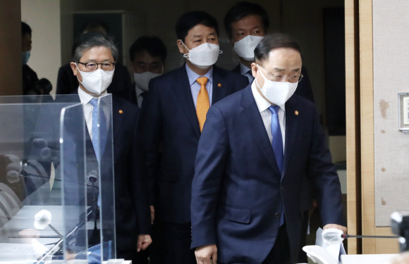 7일 오전 정부서울청사에서 열린 부동산관계장관회의를 마치고 홍남기 경제부총리 겸 기획재정부 장관이 ‘부동산 관련 국민께 드리는 말씀’을 발표하기 위해 브리핑룸으로 입장하고 있다. 2021. 3. 7 오장환 기자 5zzang@seoul.co.kr