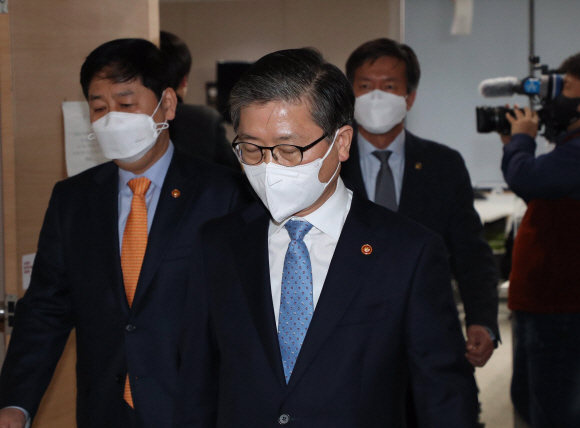 7일 서울 종로구 정부서울청사에서 열린 ‘부동산 관련 국민께 드리는 말씀’ 을 마친 뒤 변창흠 국토교통부 장관이 브리핑룸을 빠져나가고 있다. 2021. 3. 7 오장환 기자 5zzang@seoul.co.kr