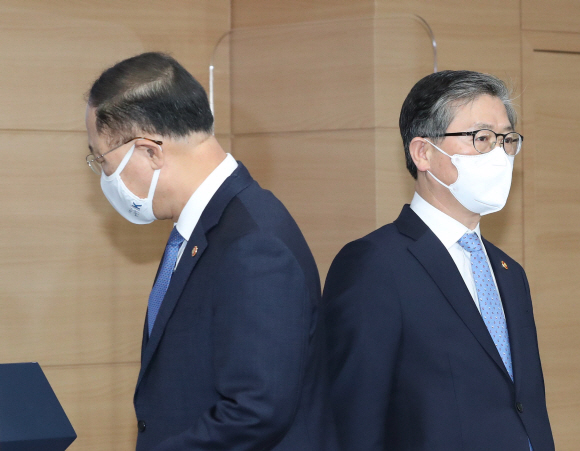 7일 홍남기 경제부총리 겸 기획재정부 장관이 관계부처와 함께 서울 종로구 정부서울청사에서 열린 ‘부동산 관련 국민께 드리는 말씀’ 도중 사과를 한 뒤 자리로 돌아가고있다. 오른쪽은 변창흠 국토교통부 장관. 2021. 3. 7 오장환 기자 5zzang@seoul.co.kr