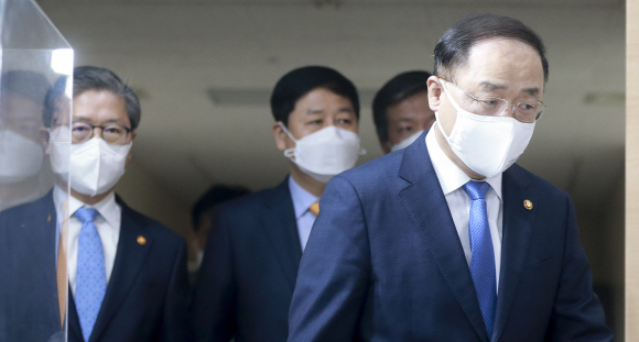 홍남기 부총리 겸 기획재정부 장관(오른쪽)과 변창흠 국토교통부 장관(왼쪽)을 비롯한 참석자들이 7일 오전 서울 종로구 정부서울청사에서 ‘부동산 관련 국민께 드리는 말씀’ 발표를 위해 입장하고 있다. 2021. 3. 7 오장환 기자 5zzang@seoul.co.kr