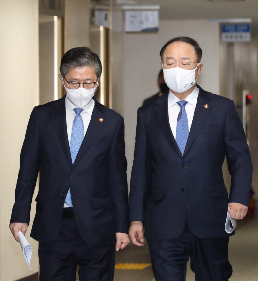 7일 홍남기 경제부총리 겸 기획재정부 장관(오른쪽)이 관계부처와 함께 서울 종로구 정부서울청사에서 열린 ‘부동산 관련 국민께 드리는 말씀’을 위해 변창흠 국토교통부 장관과 이동하고있다.2021. 3. 7 오장환 기자 5zzang@seoul.co.kr
